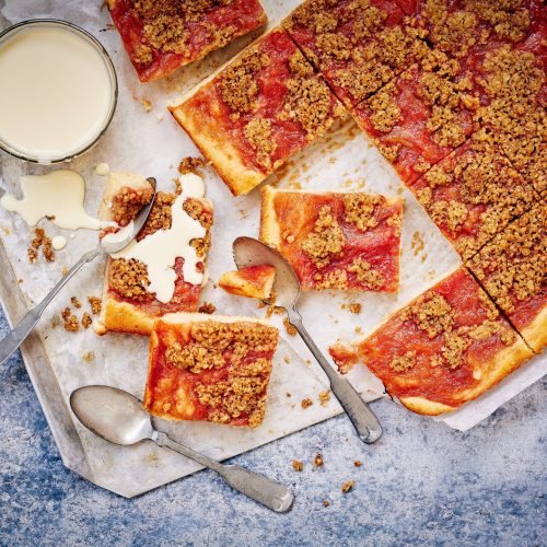 Raparperipiirakka pellillinen