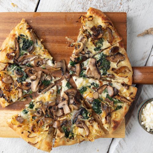 Vegaaninen metsäsieni-sipulipizza