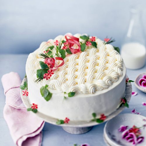 Raparperitäytekakku