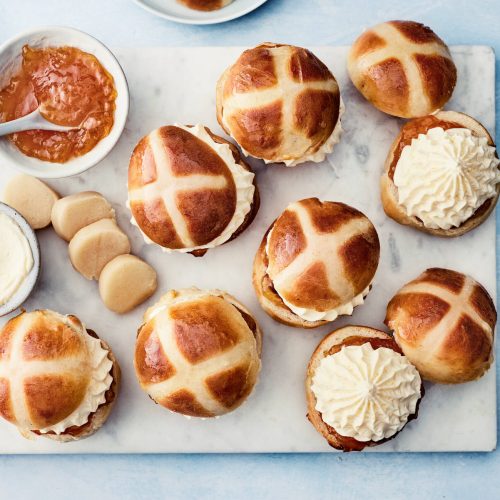 Täytetyt pääsiäispullat eli hot cross buns
