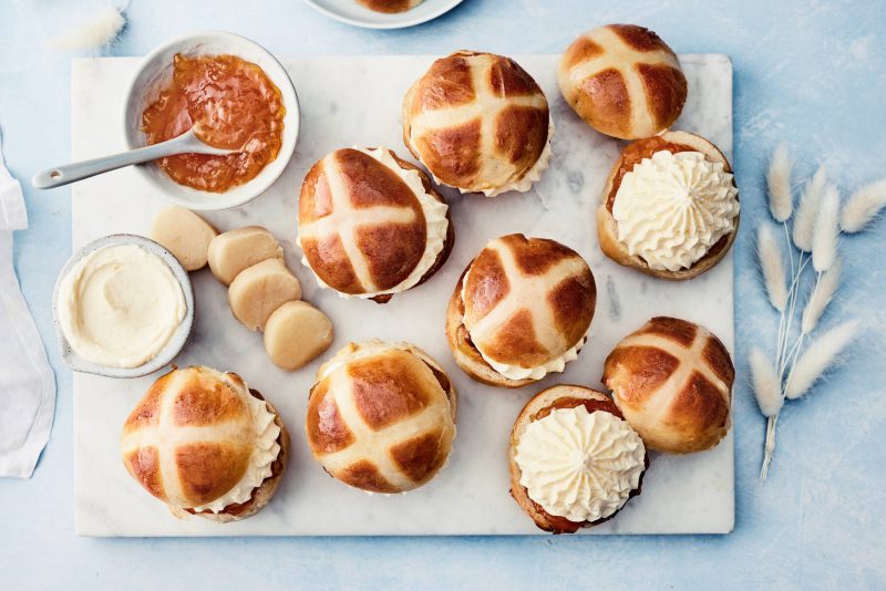 Täytetyt pääsiäispullat eli hot cross buns