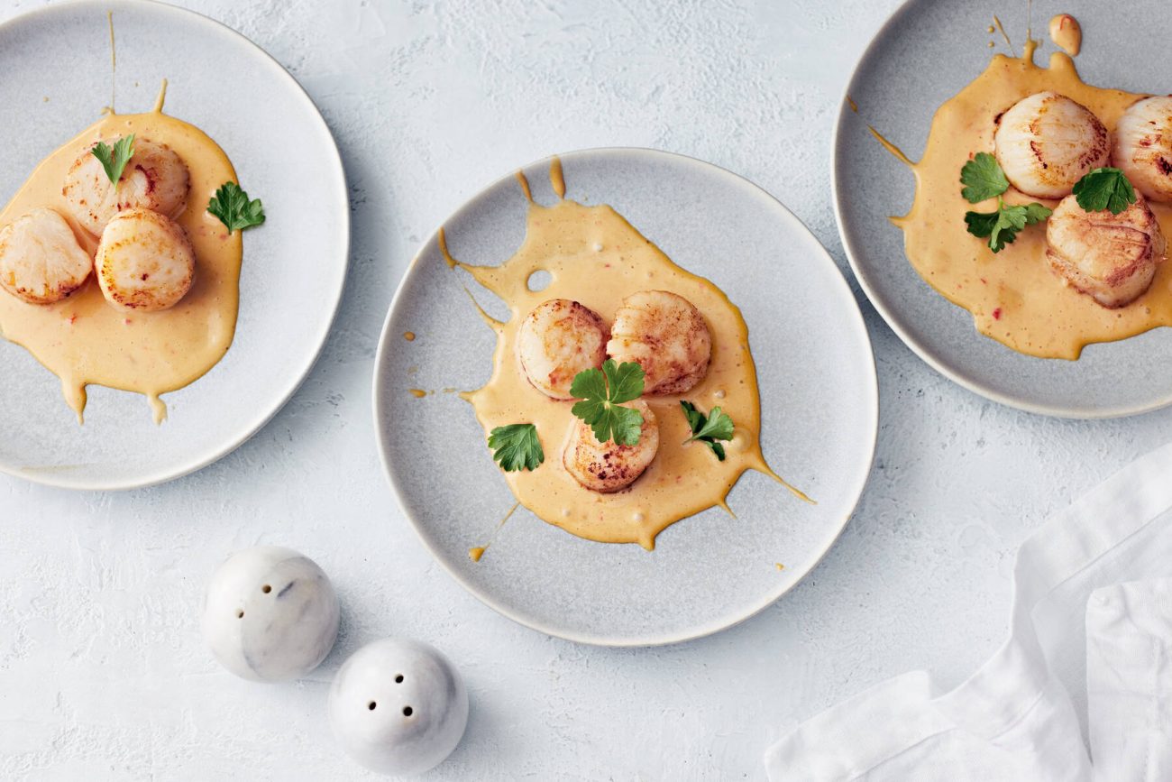 Kampasimpukat ja lime-chilihollandaise