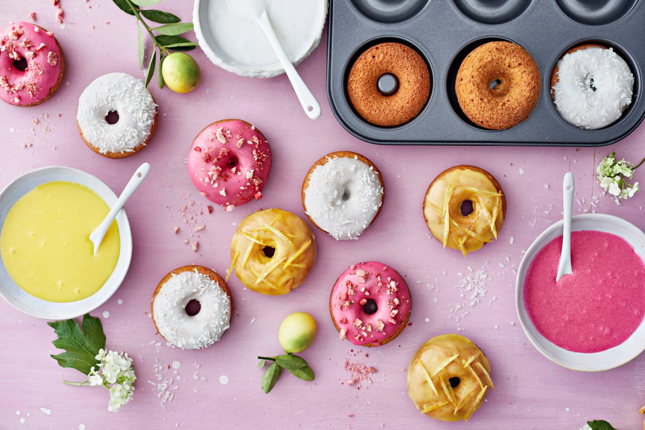 Värikkäät donitsit pellillä