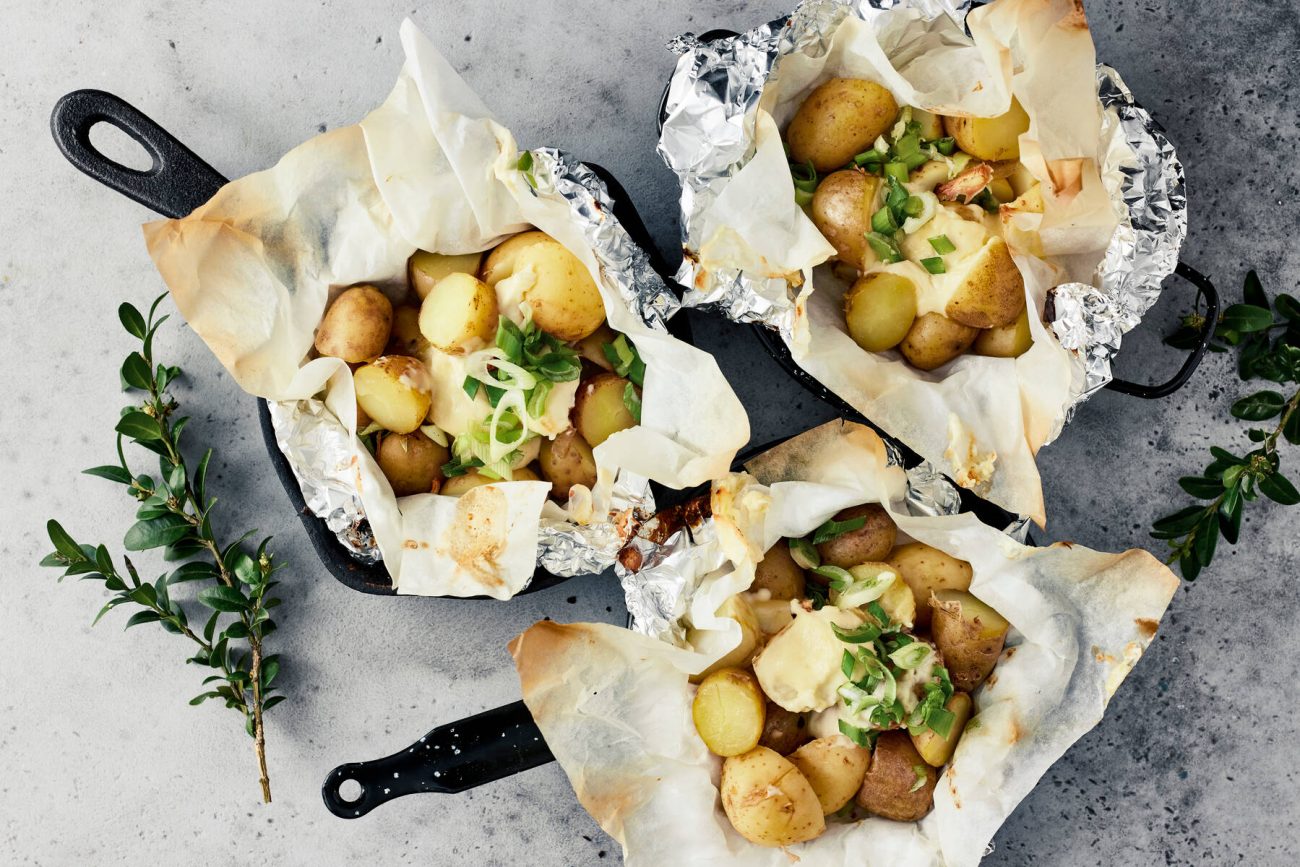 Valkosipuliperunat grillissä