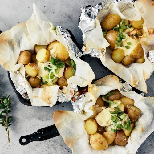 Valkosipuliperunat grillissä