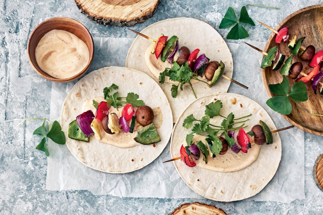 Juusto-kasvisvartaat grillissä