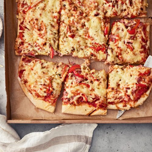 Kinkkupizza pellillä