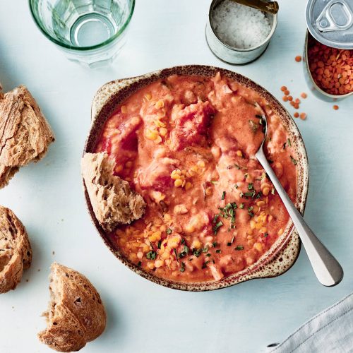 Tomaattinen linssi-palvikinkkupata