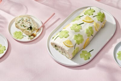 Voileipäkakkujen koristelu