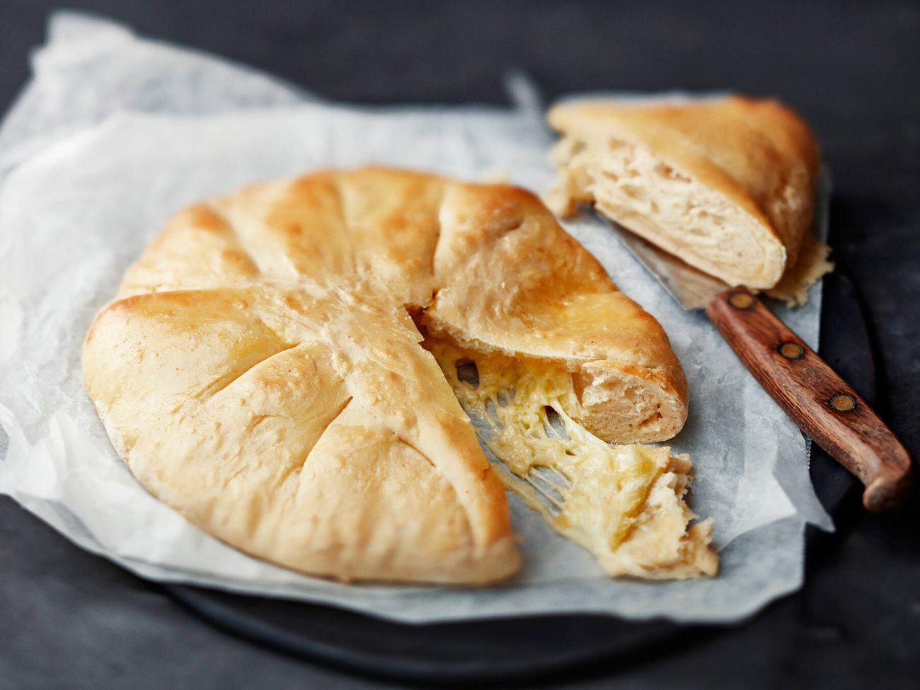 Hatsapuri eli täytetty juustoleipä