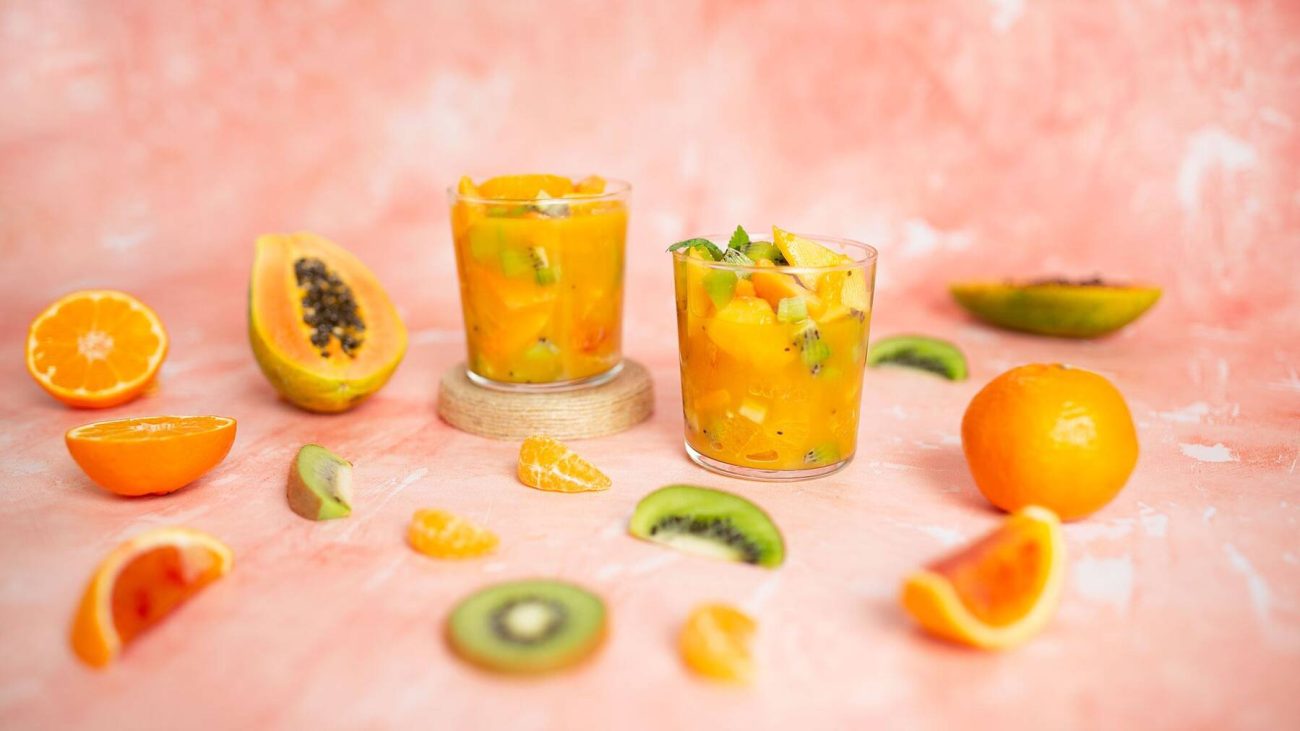 Satokausikalenterin smoothie-hedelmäsalaatti