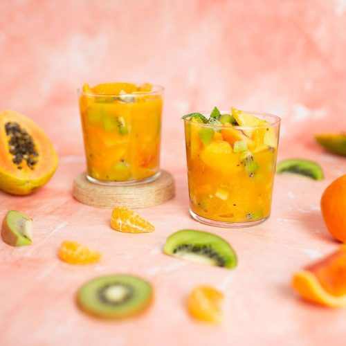 Satokausikalenterin smoothie-hedelmäsalaatti