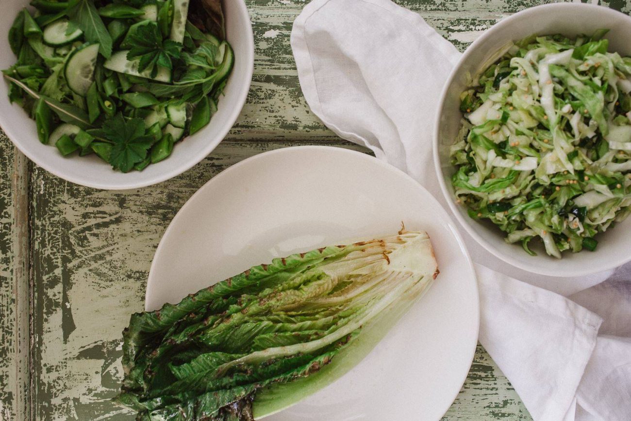 Satokausikalenterin kolme salaattipohjaa