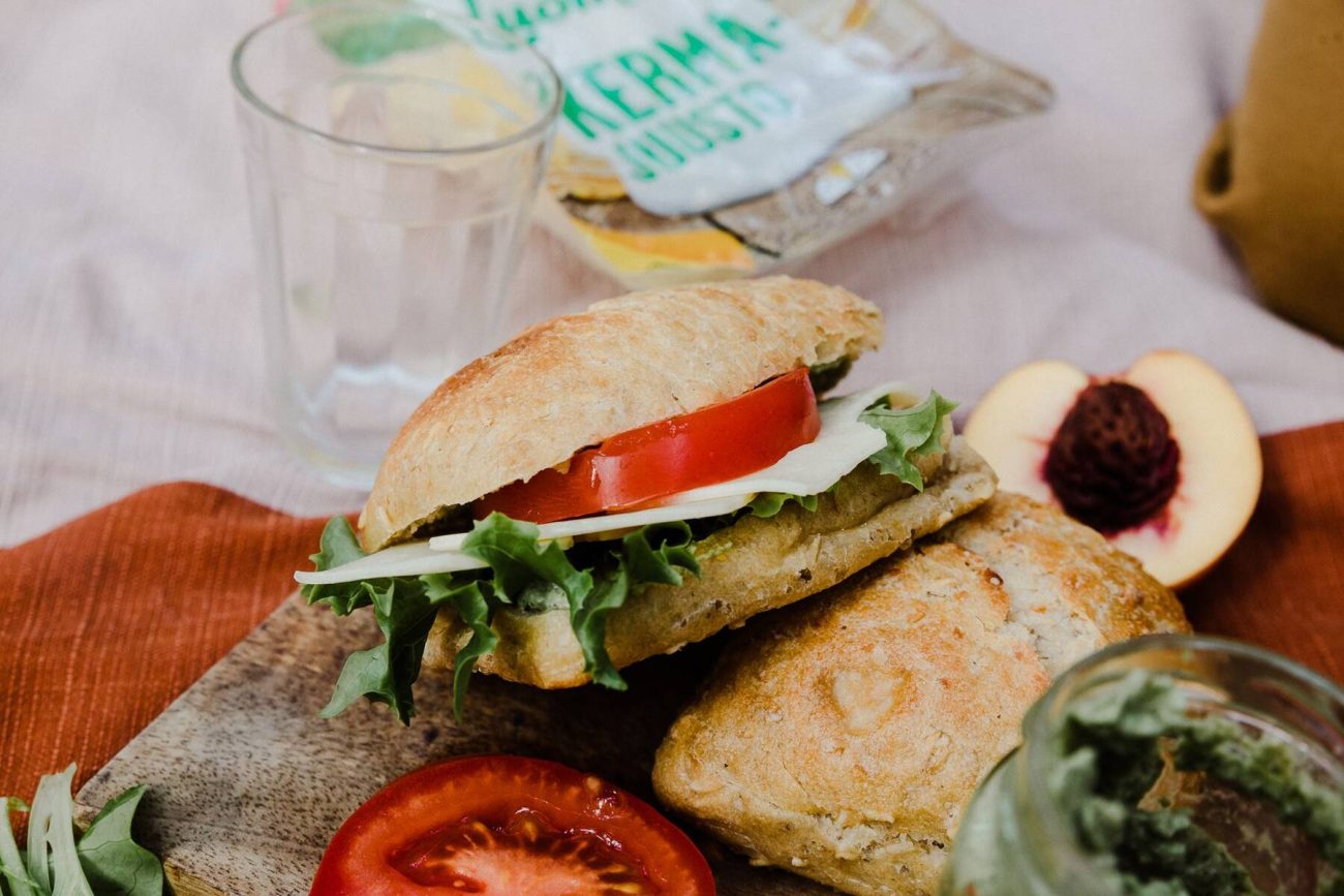 Satokausikalenterin omenapesto-juustosämpylät