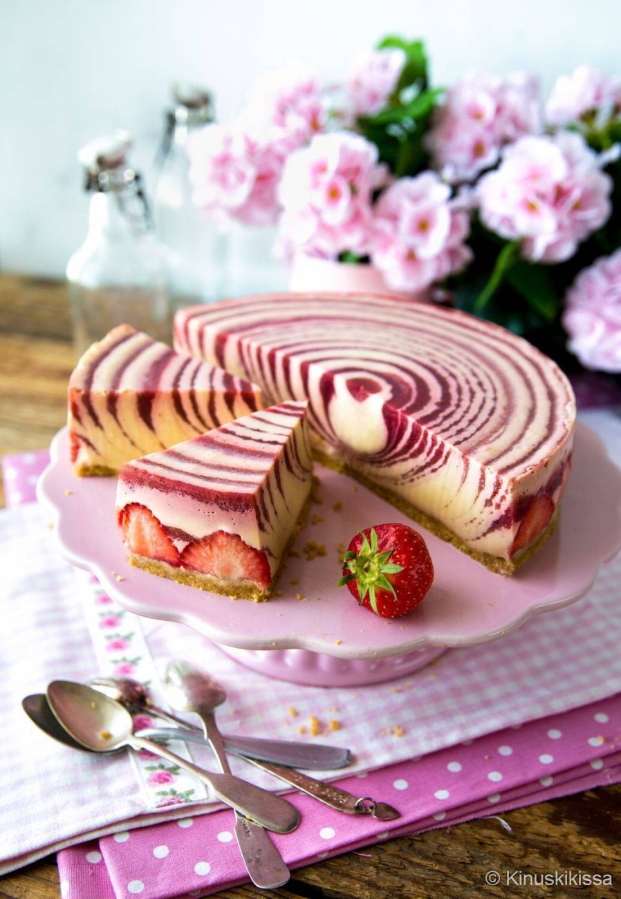 Kinuskikissan kinuski-mansikkakakku