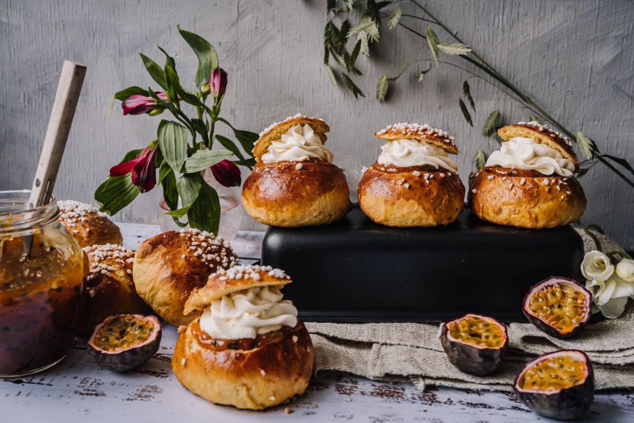 Satokausikalenterin porkkanaiset laskiaispullat