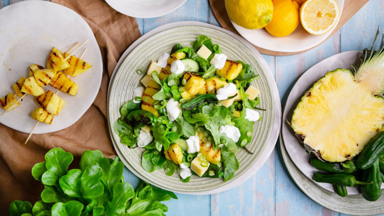 Satokausikalenterin grillattu ananas-goudasalaatti