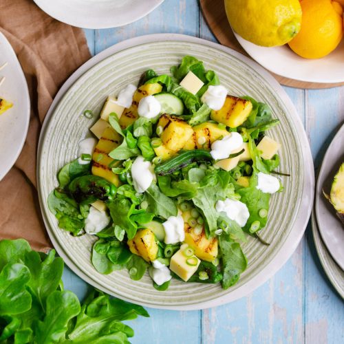 Satokausikalenterin grillattu ananas-goudasalaatti