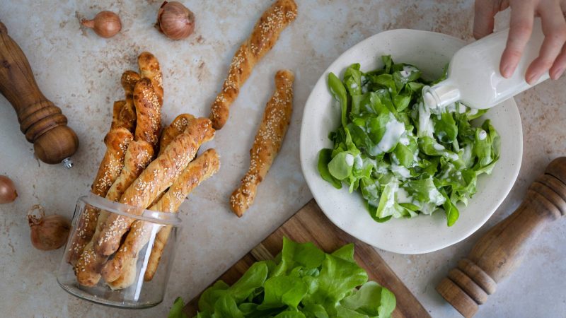 Satokausikalenterin juustoiset leipätikut