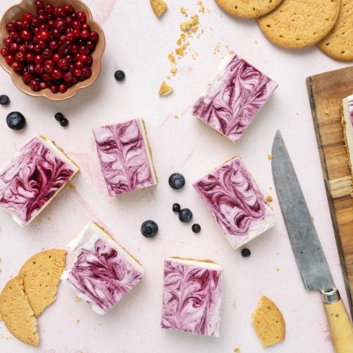 Satokausikalenterin mustikka-puolukkajuustokakku