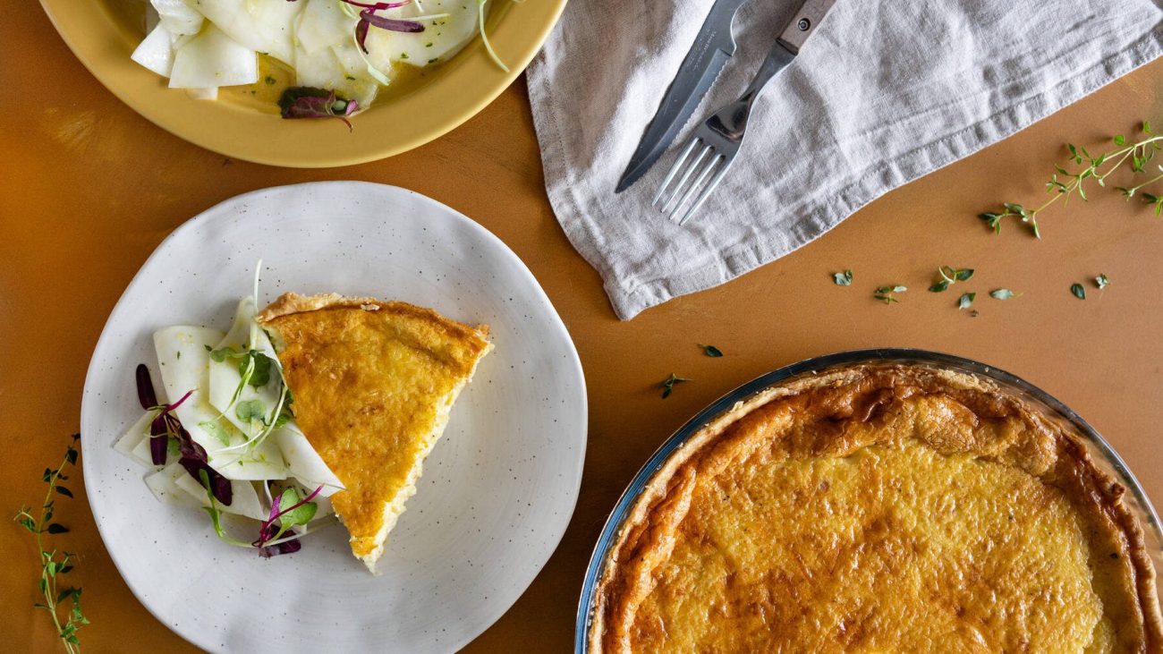 Satokausikalenterin juustopiirakka ja kyssäkaalia