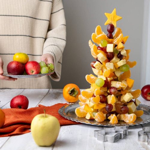 Satokausikalenterin hedelmä-juustokuusi