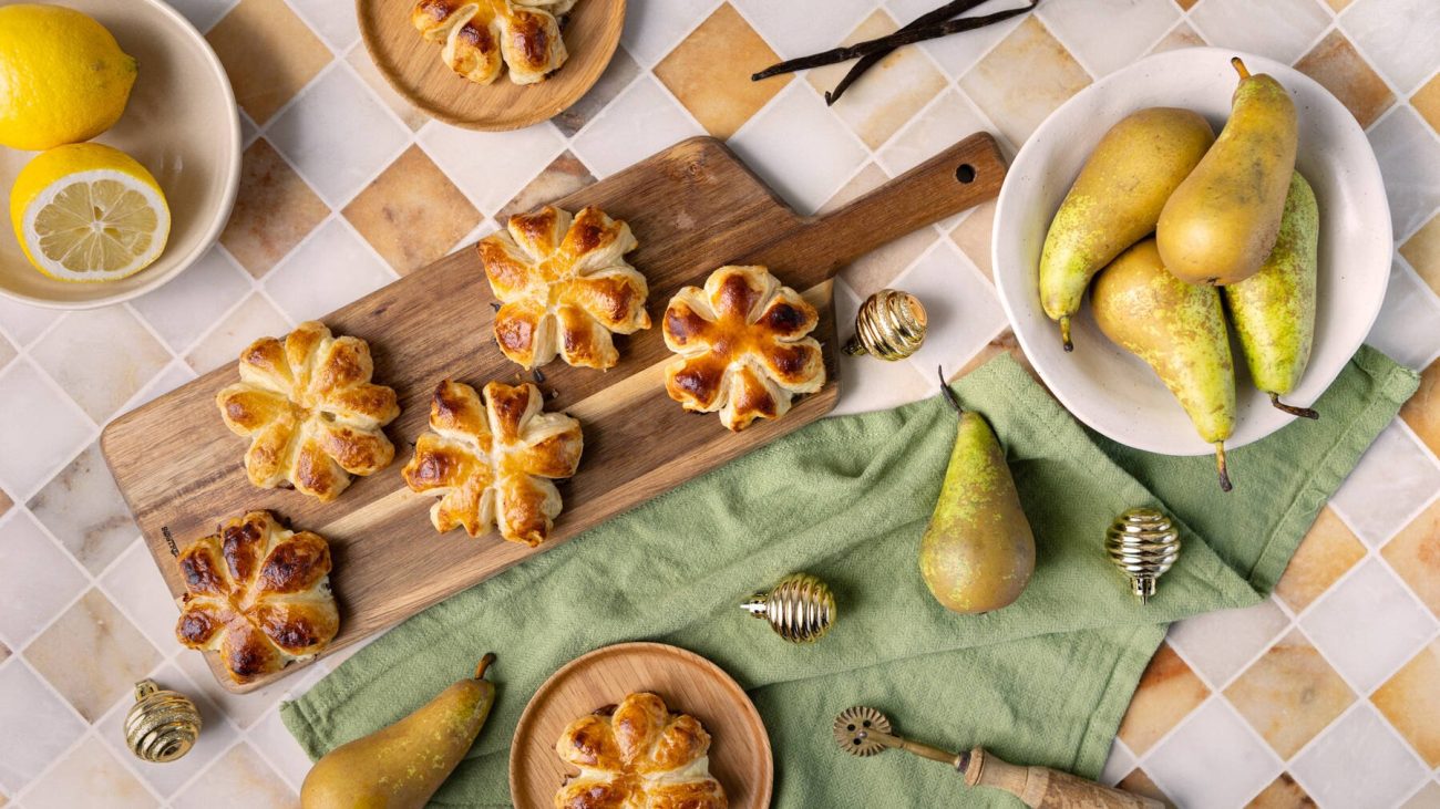 Satokausikalenterin päärynä-goudajuustotortut