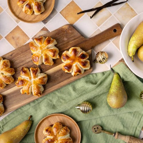 Satokausikalenterin päärynä-goudajuustotortut
