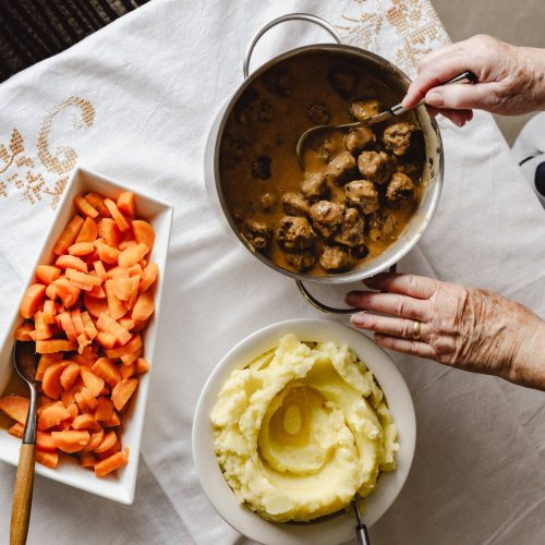 Mimmin lihapullat, ruskea kastike ja muusi