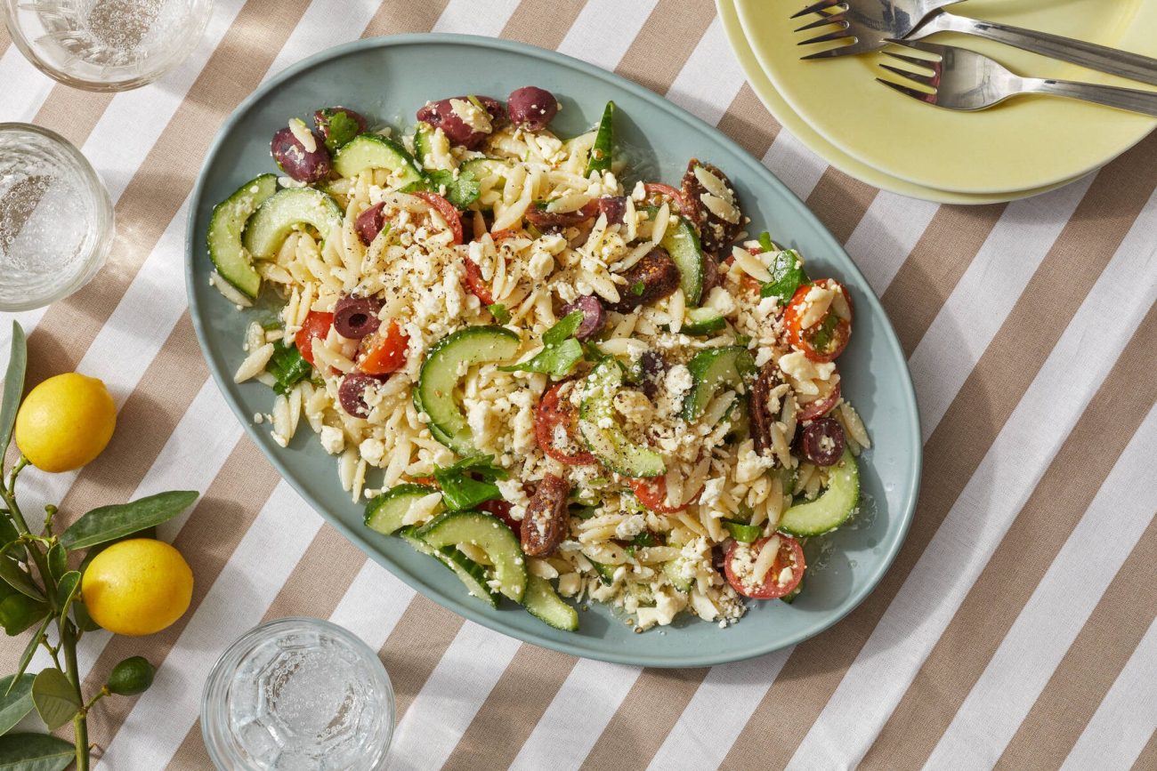 Välimeren orzo-pastasalaatti