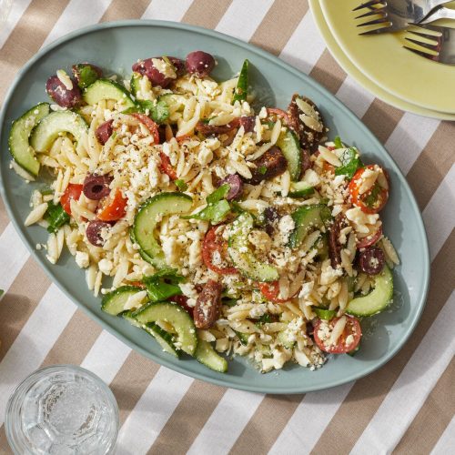 Välimeren orzo-pastasalaatti