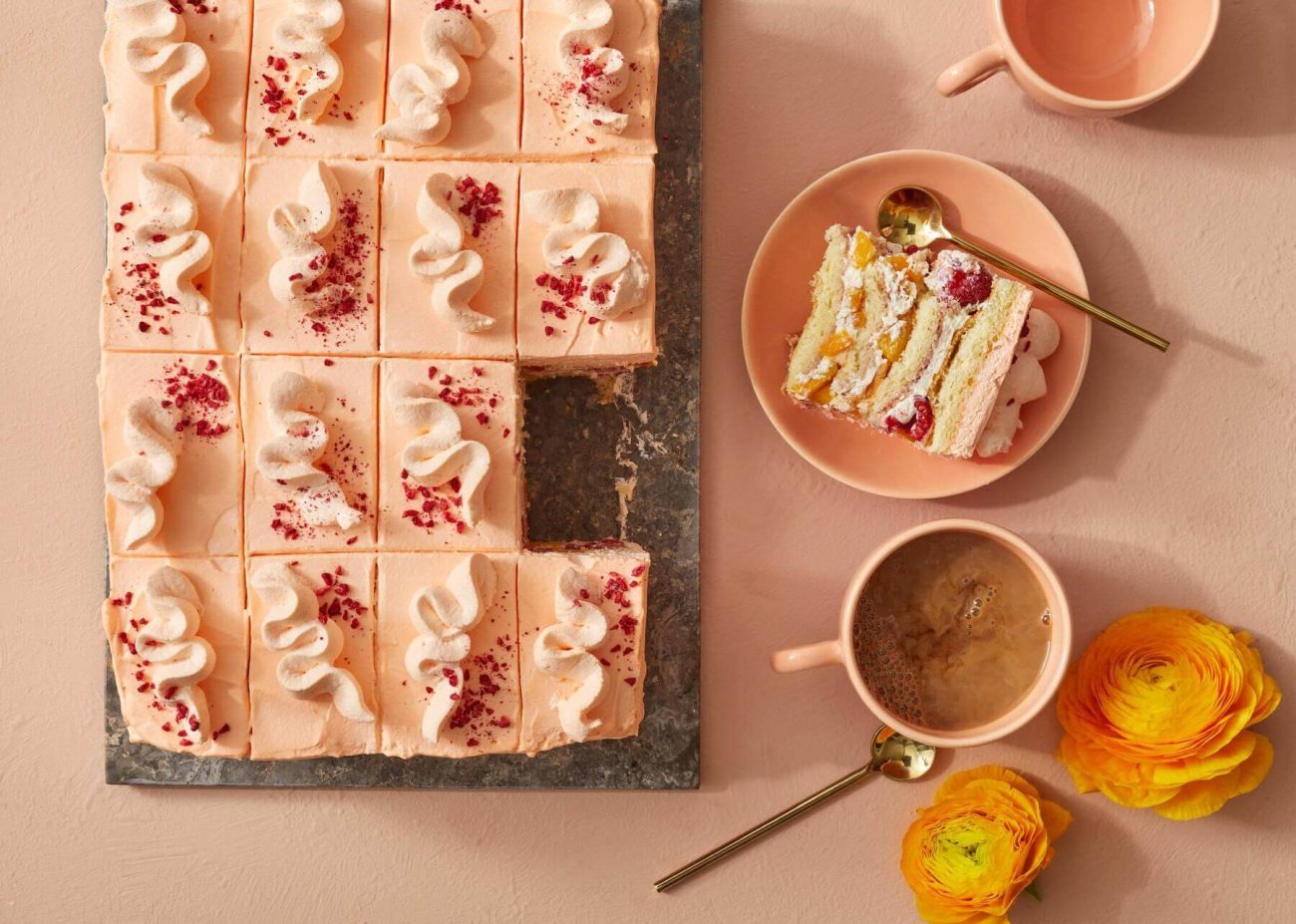 Persikka-vadelma levykakku