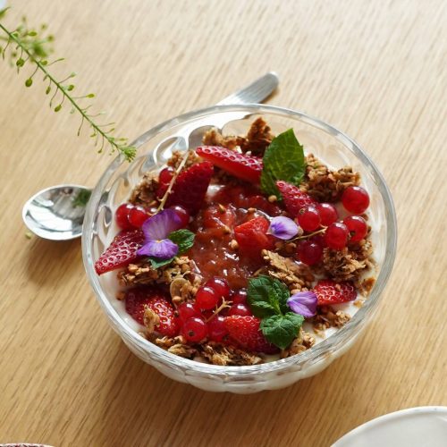 Bella Tablen raparperi-jogurtti bowl