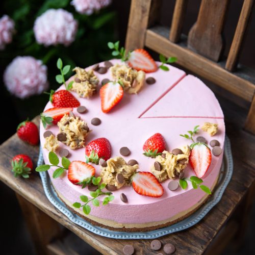 Kinuskikissan cookie dough -mansikkakakku