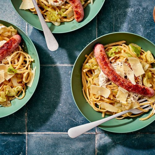 Karamellisoitu kaali-makkarapasta