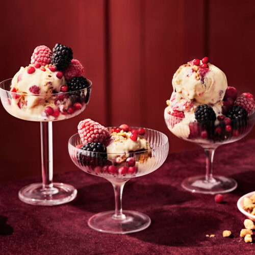 Marjainen valkosuklaajäätelö