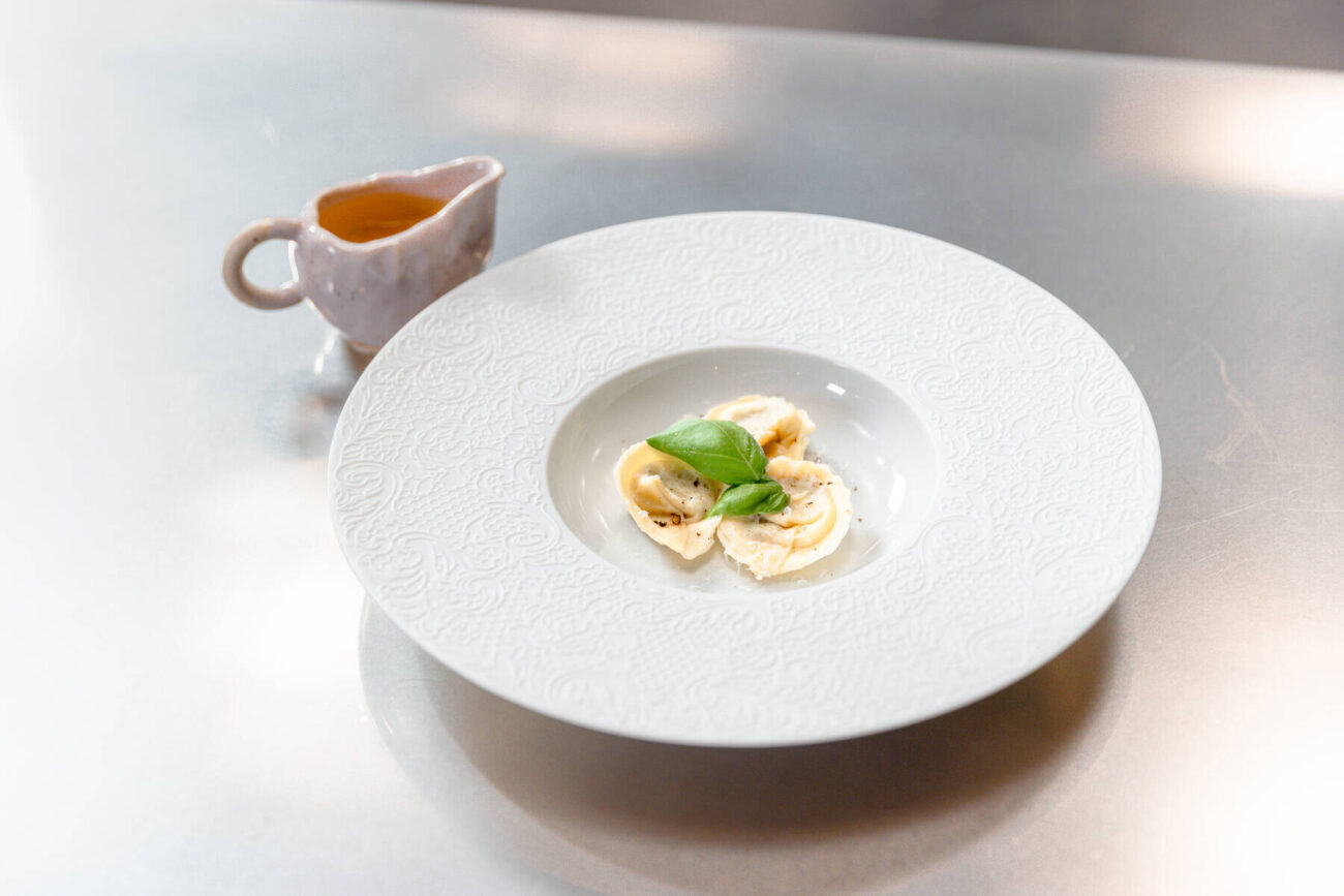 Tortelliinit, pestoa, ricottaa ja tomaatticonsommé