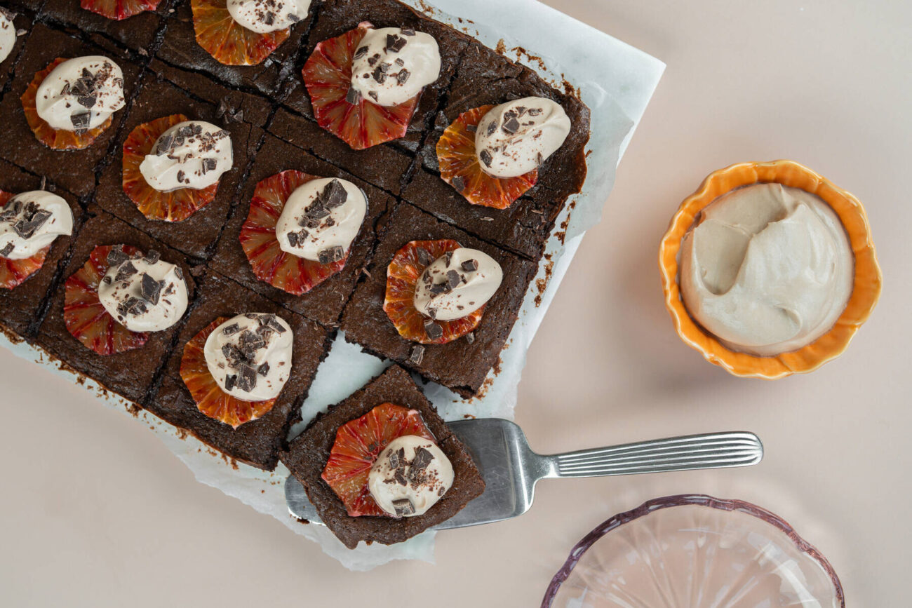 Mokkabrownie appelsiini-suklaavaahdolla