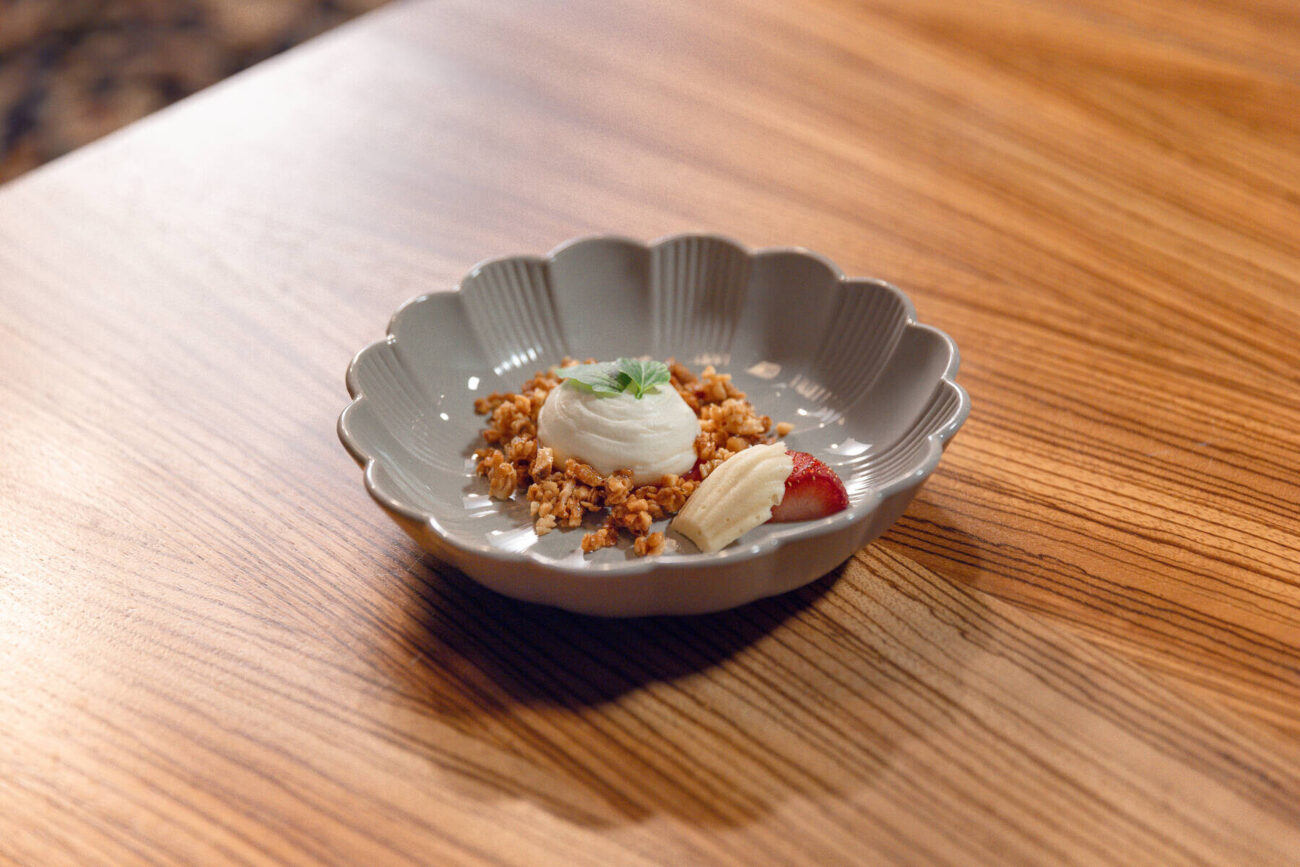 Jogurttivaahto, mansikkageeli ja pähkinäcrumble