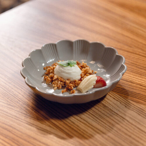 Jogurttivaahto, mansikkageeli ja pähkinäcrumble