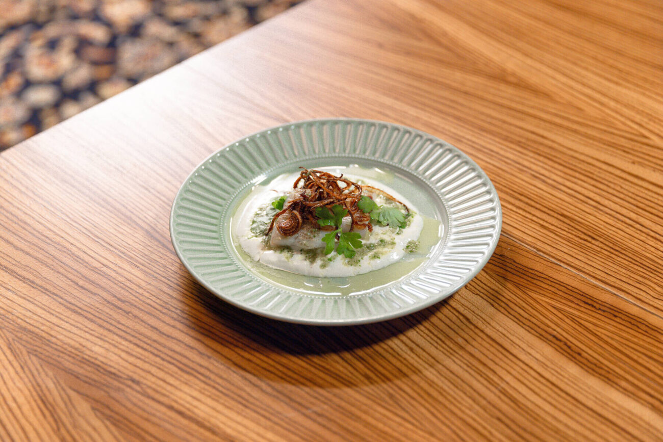 Kuha, jalapeno-jogurttikastike ja rapea sipuli