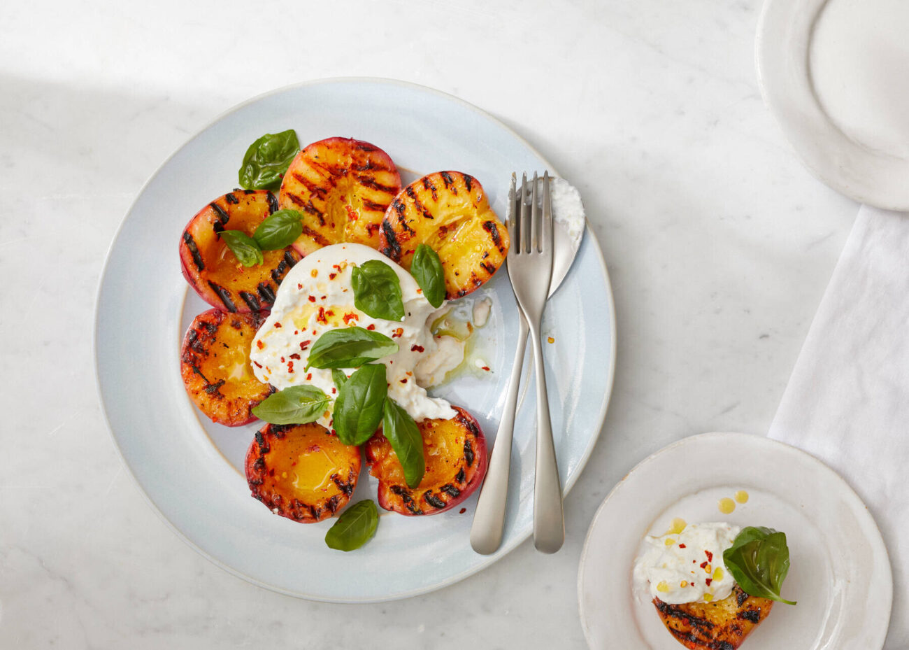 Grillatut nektariinit ja burrata