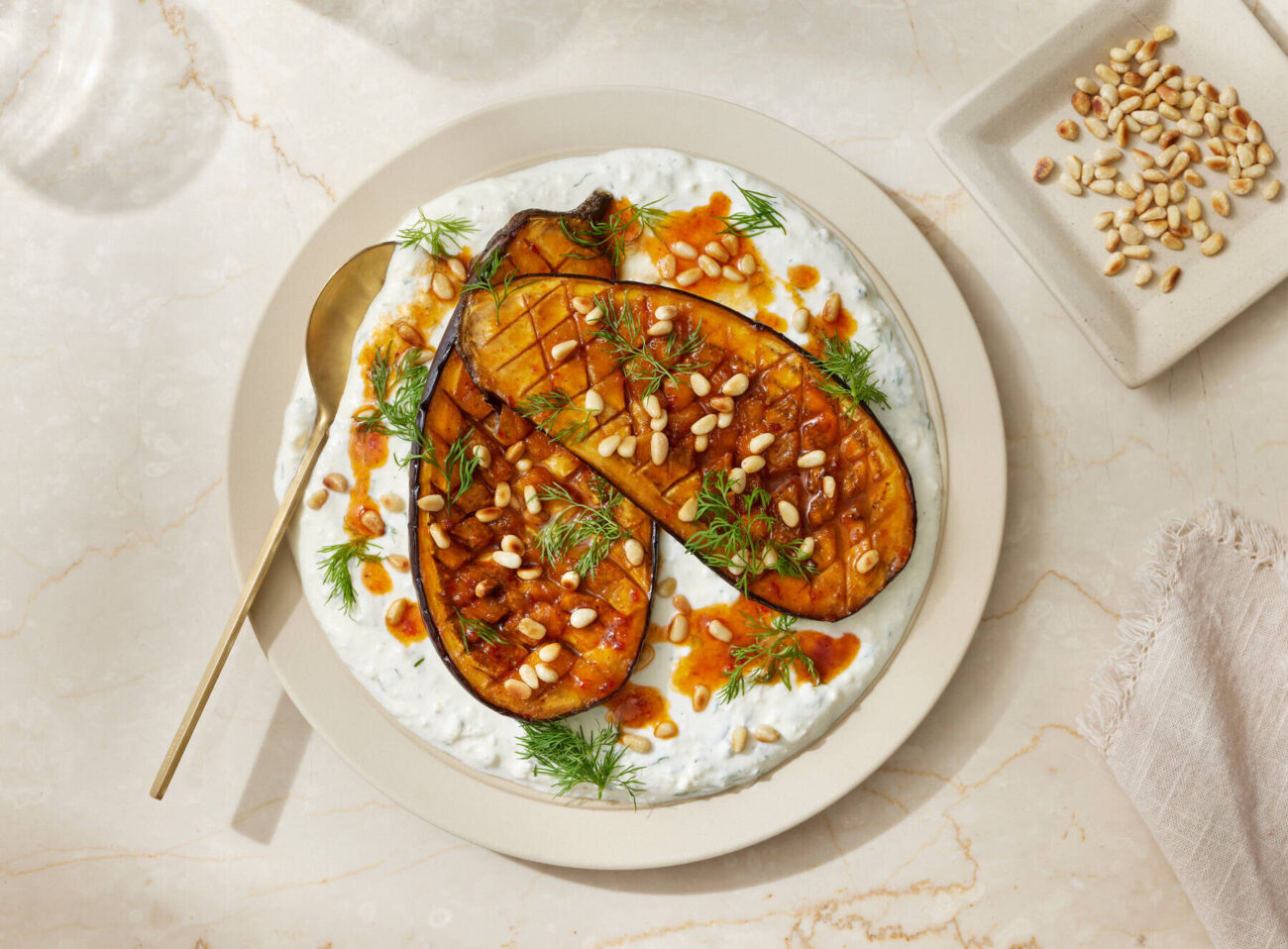 Harissamunakoiso ja feta-jogurttikastike