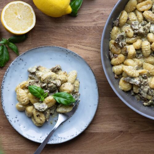 Härkis gnocchi-pestopannu