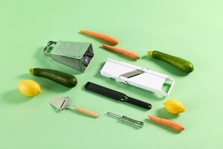 Täydellinen työväline raastimet ja kuorintaveitset