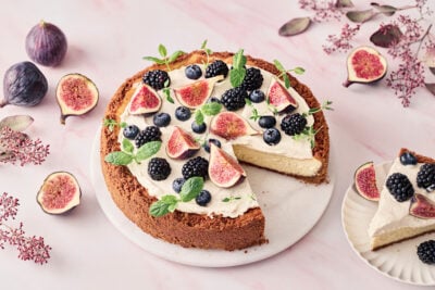 Paistettu luumu-kanelijuustokakku