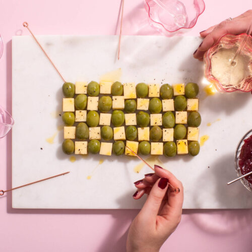 Juusto-oliivimosaiikki