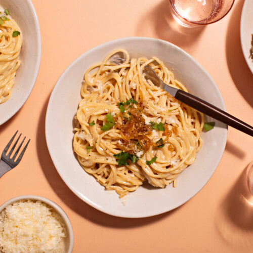 Karamellisoitu sipulipasta