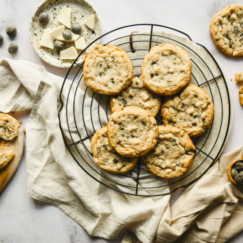 Valkosuklaa-salmiakkicookiet