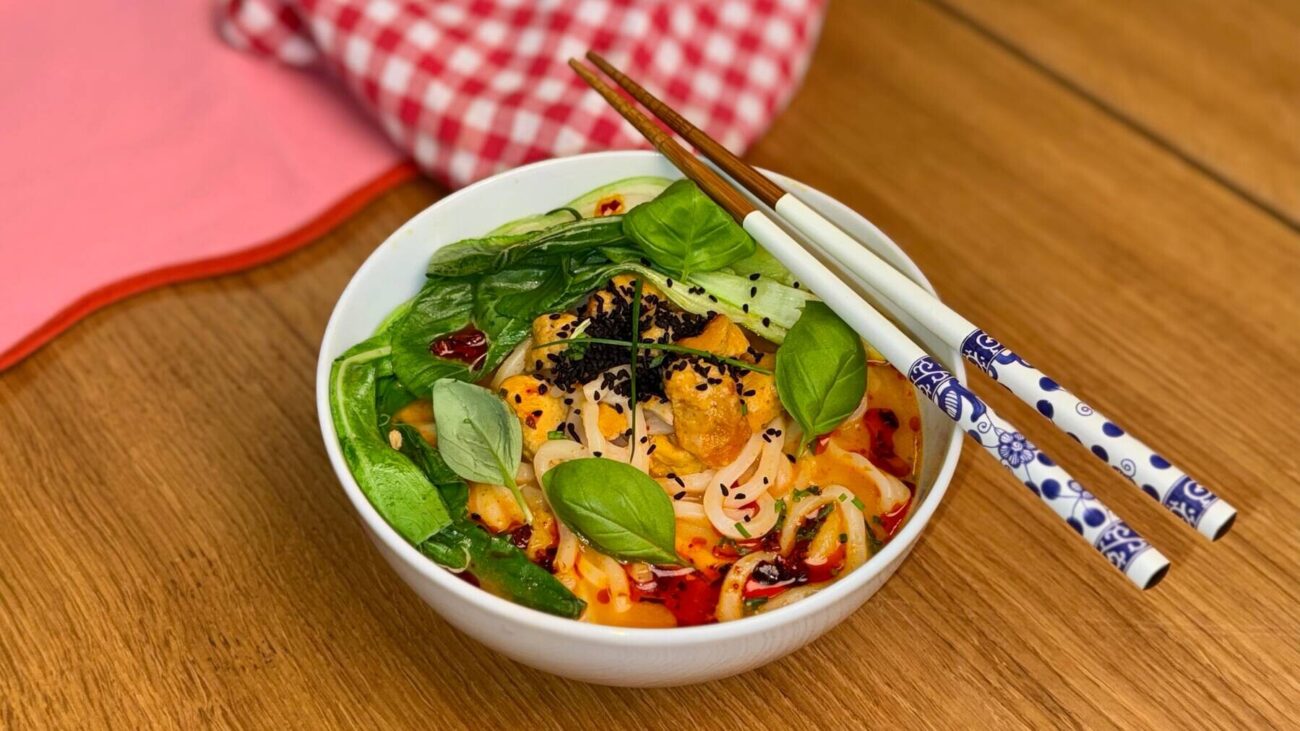 Imanin ja Leenan maapähkinävoi-nuudelikeitto